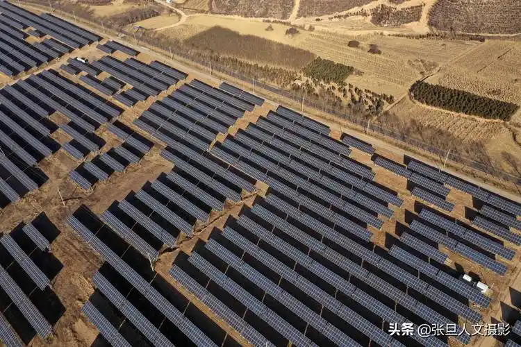 山西临汾隰县黄土镇黄土村在1100亩地建成太阳能光伏形似海洋
