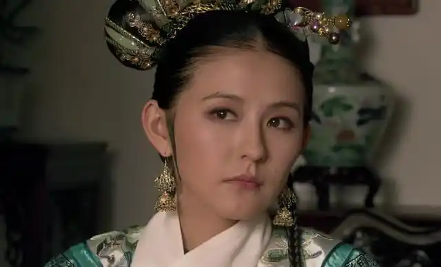 甄嬛传:叶澜依本想害甄嬛,为何看到她手上的珊瑚手串就放弃了?