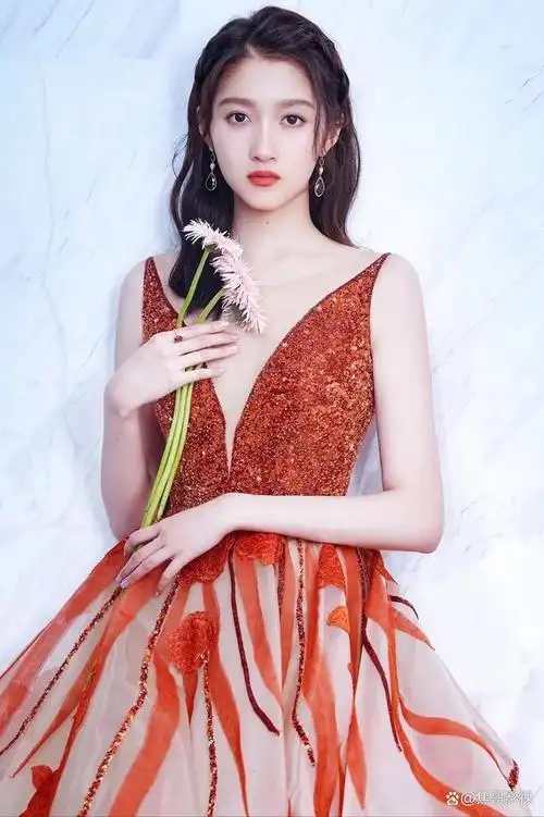 关晓彤关晓彤是一位才华横溢的年轻女演员和歌手,她给人的感觉是积极