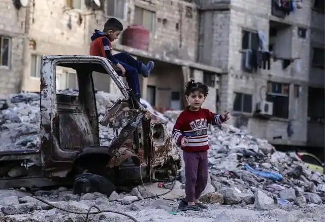 十张图片直击战争过后的叙利亚儿童被迫以垃圾为食