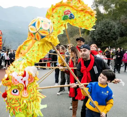 习汉字学龙舞外国友人在铜体验中国传统文化