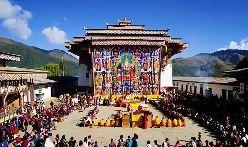 不丹国王:17岁登位,娶同胞4姐妹生10个孩子,51岁时退位享福_旺楚克_辛