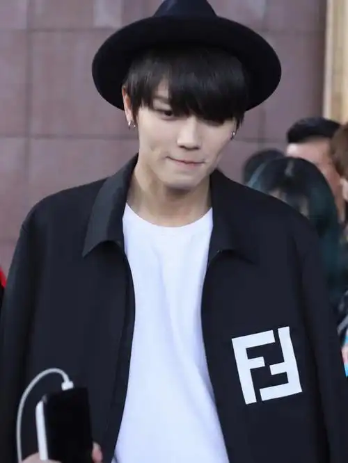 请问林彦俊是帽子控嘛感觉他好多帽子