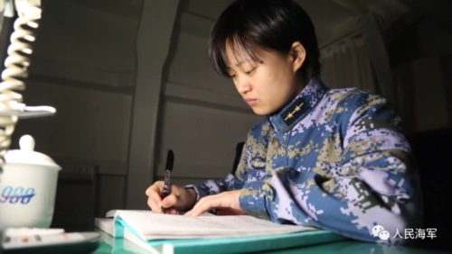 90后海军女军官登上人民日报封面,来看看这位当代木兰有多飒爽!