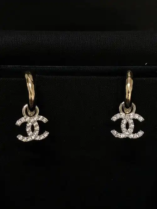 logo 带水钻真的好美丽上耳不大不小 超美丽#今日耳环  #香奈儿耳环