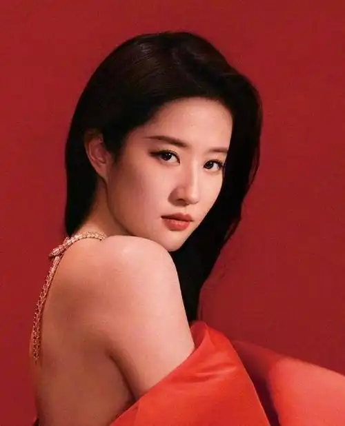 刘亦菲"太敢穿"!礼服露出倒三角,网友:美得让人移不开眼