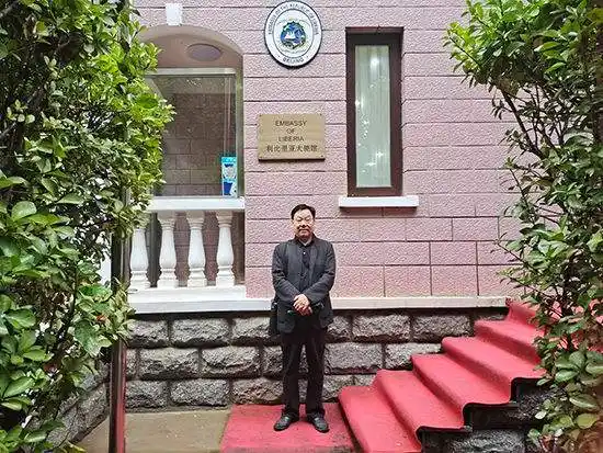 自幼受其父熏陶,六岁学习书法.