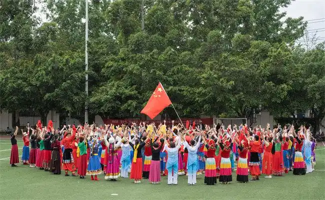 吉福社区各族群众跳锅庄庆祝建党一百周年.成都市民宗局供图