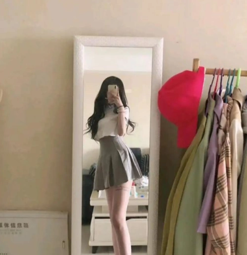 "女友给我发了张自拍,她大腿啥时候纹身了?"谁给她纹的?哈哈哈