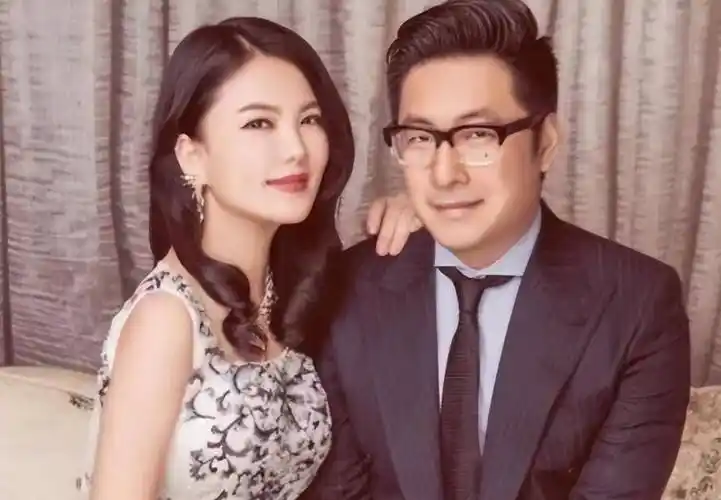 虽然之后李湘与王岳伦分开了,但事业始终没有停下步伐,继续挣钱吸金