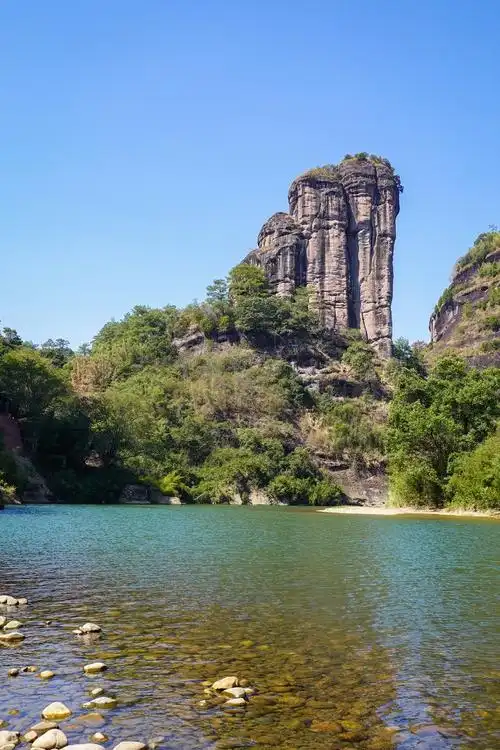 而我们常说的武夷山,通常指武夷山风景区,是"福建第一名山",有着典型