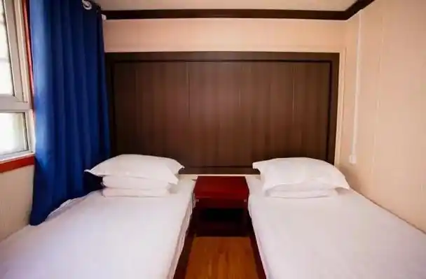 餐厅东峰饭店位于东峰,峰顶南侧,与三公山,三凤山隔壑相望,四周有华山