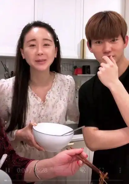 博主李镇镐(音译)上传一条视频,质疑咸素媛老公陈华的个人资料造假