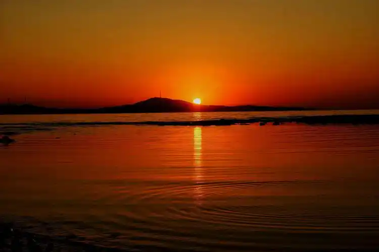 黄昏的暮色唯美柔软,夕阳从指缝中穿堂而过,黄昏的夕阳,洒落一地的