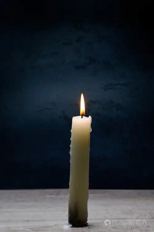 燃烧的蜡烛在桌上