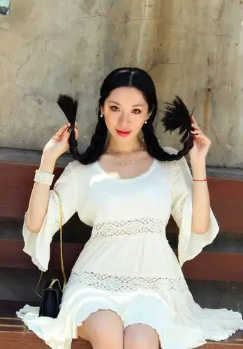 蕾丝透视装白皙肥臀美女诱惑床照美女图