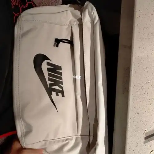 王一博同款nike斜挎包