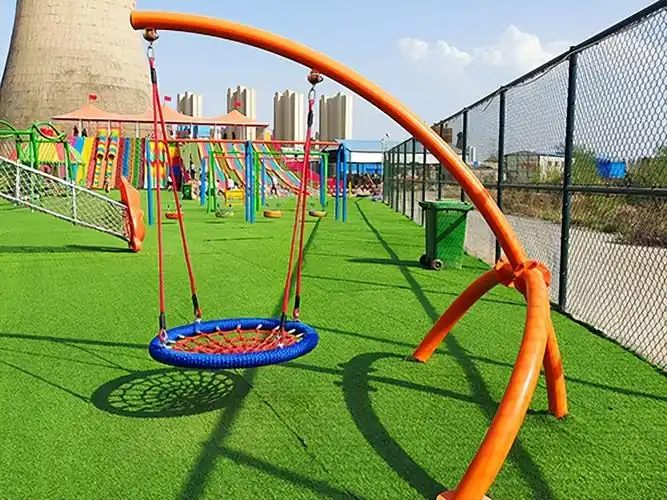 配套设施场地通常会放置一些跷跷板,小型秋千,摇摇马等这类小型游乐