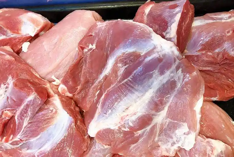 猪腱子肉处于猪小腿上的一块肌肉,腱子肉跟其他肉很容易区别开,因为它