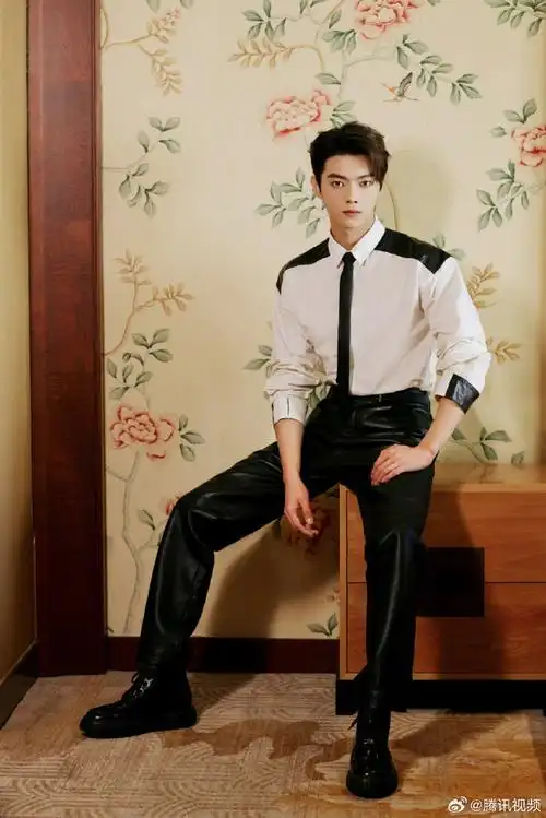 许凯扫楼状态##许凯皮裤造型好帅##乐游原扫楼