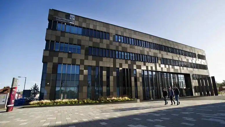 university)又译斯泰福厦大学,斯坦福郡大学,位于有英国之心称谓的 a