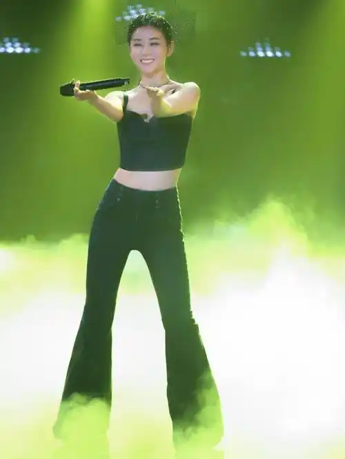 李小萌终于换了风格!穿小粉裙嫩得像个"水蜜桃",真让人心动