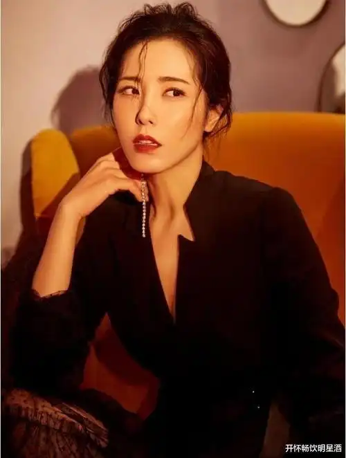 曾黎越来越有女人味了黑色斑点丝袜搭配修身西服魅力四射