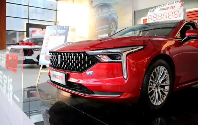 价格降低配置增加,10万级家轿奔腾b70如何选?