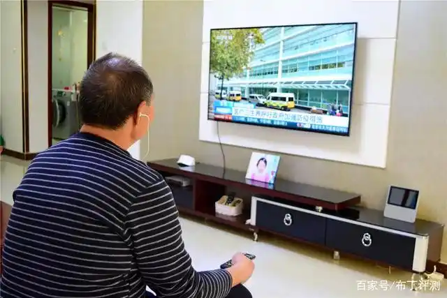 老人专用电视耳机是什么?雅天数字无线挂绳感应耳机e1评测!