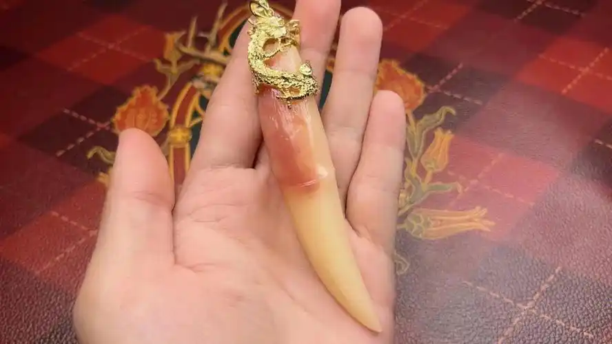 镶嵌包金牙吊坠