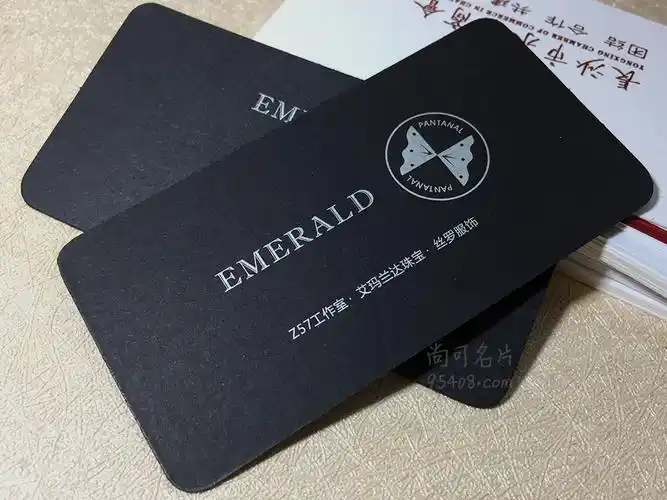 模切圆角  正面文字印银  双面烫红金09黑卡纸 竖式 双面烫哑银(文字)