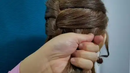 手笨不会扎鱼骨辫?教你用一根辫子搞定,发型照着拽就很美