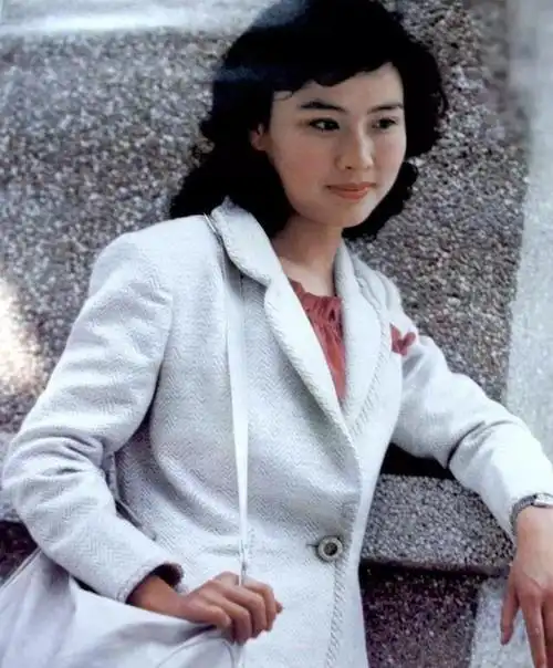 赵娜也成了80年代初,中国影坛最具代表性的当红女星,八一厂毋庸置疑的