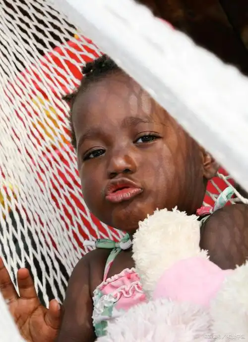 妻子南非出轨染艾滋生下混血婴儿 网友:除了绿还有黑