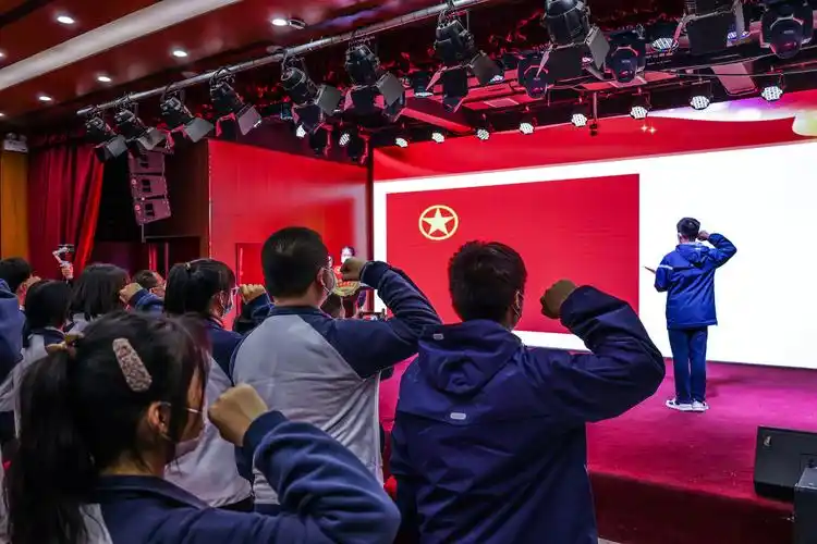 郑州市信息技术学校举行新团员入团宣誓仪式