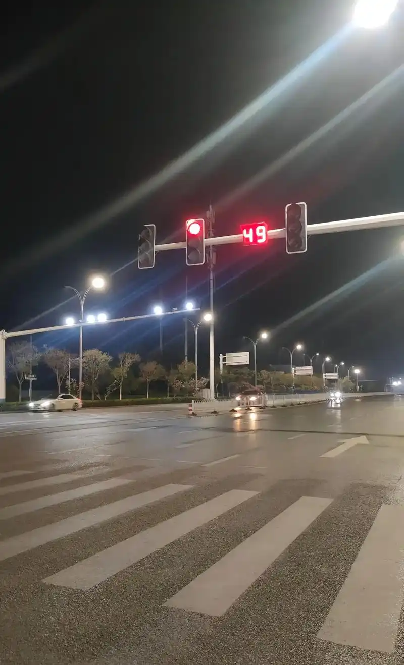 站在十字路口,看着人来人往,车流穿梭的马路,不知道往哪个方向走,迷茫