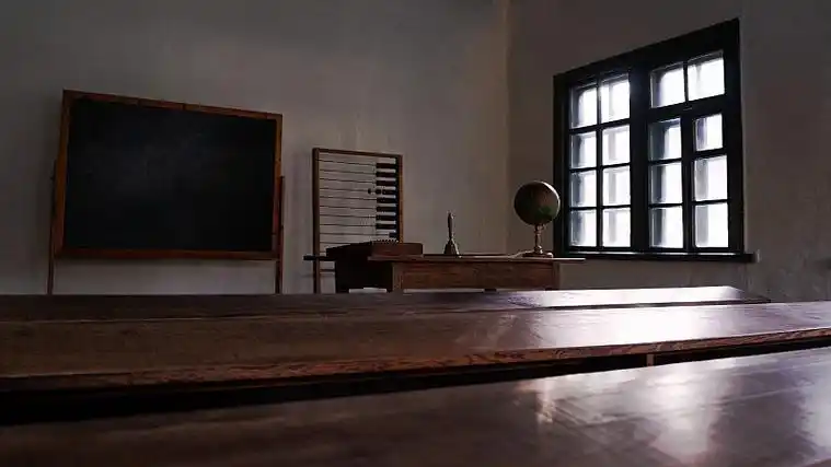 乌克兰村庄的复古教室图片下载