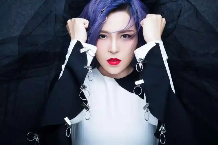 p>崔子格(queena),6月25日出生于新疆乌鲁木齐,中国内地流行女歌手