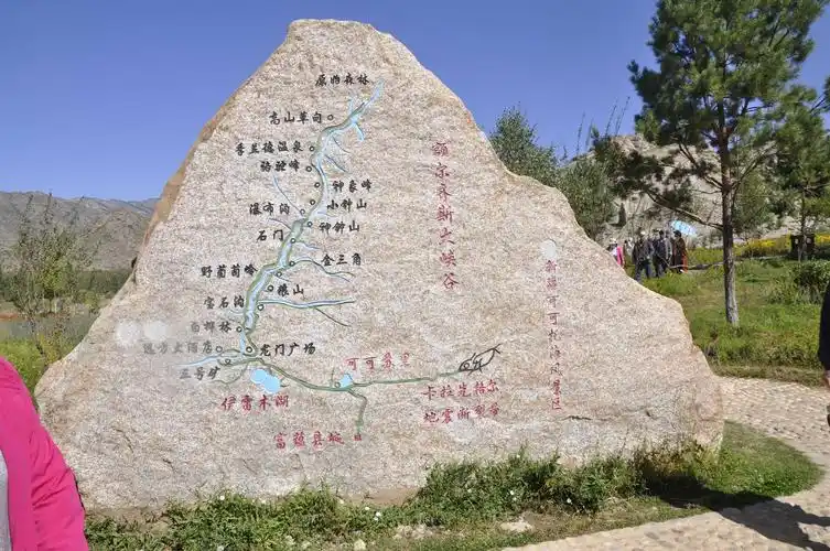 可可托海,我们重点游览了"额尔齐斯大峡谷"及其标志性景区【神钟山】.