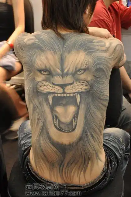 一款霸气的满背狮头纹身图案