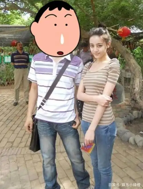 热巴出道前照片曝光,穿着普通纯素颜与大妈合影,被这身材圈粉了