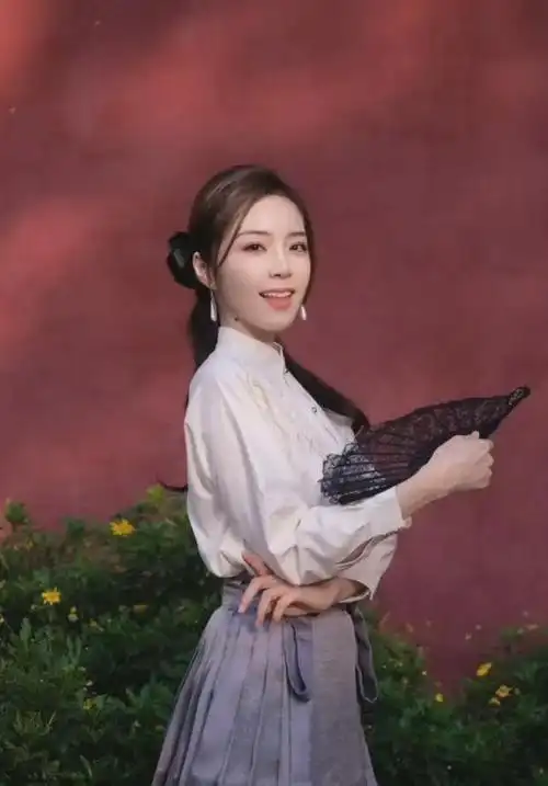 主持余霜古风写真惊艳上线:浮生若梦,美人如画