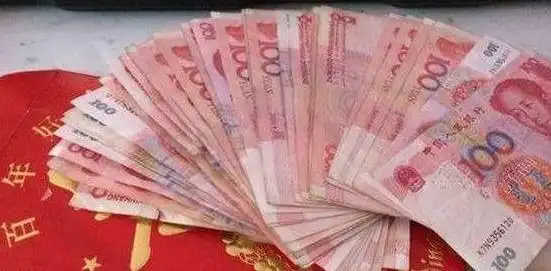 小学生炫富晒压岁钱百元现金摆满桌子网友有钱人世界我不懂