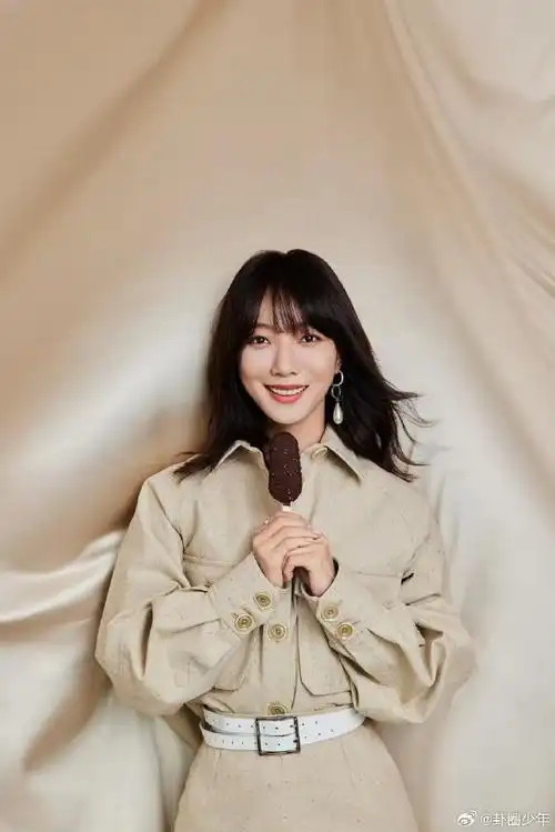 王珞丹直播最新状态,齐刘海棕色长发好温柔啊～对镜微笑被甜到了