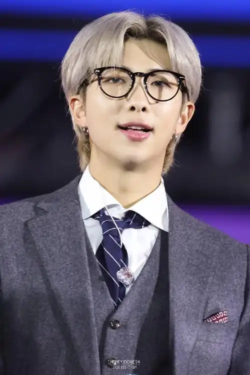 今晚金南俊会戴眼镜 听见了吗 他会戴眼镜