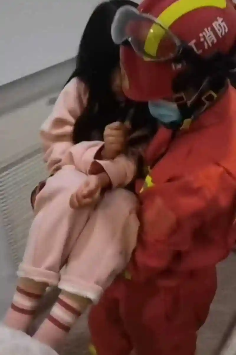 刷到这条消防员公主抱视频,突然内心涌起一阵哀伤姐20年前也是能被