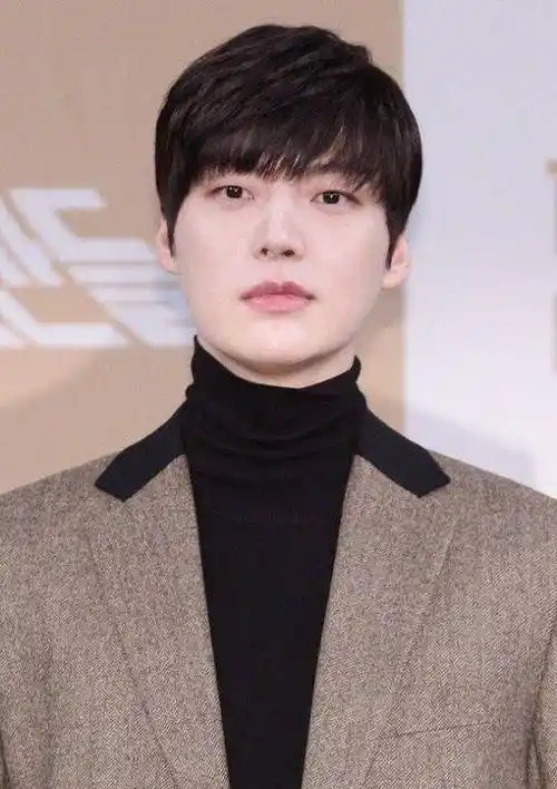 安宰贤晒新照胖到认不出,离婚后疑又遇事业危机,疑似药物所致?