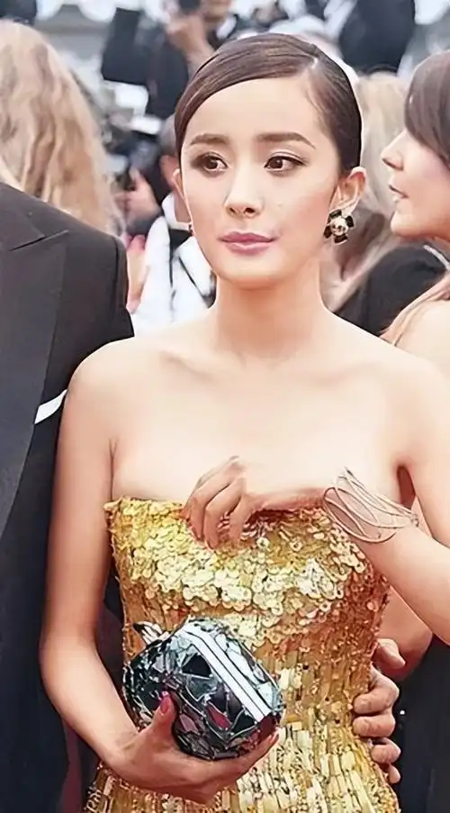 杨幂最想删的照片,红毯逗留太久被驱赶又疑似走光,太尴尬了