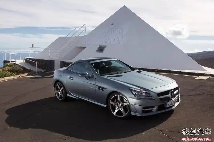 p>奔驰slk是全球首款大批量生产的硬顶敞篷 a href="#" data-lemmaid