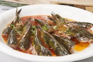 白色圆瓷盘装的家常红烧嘎鱼